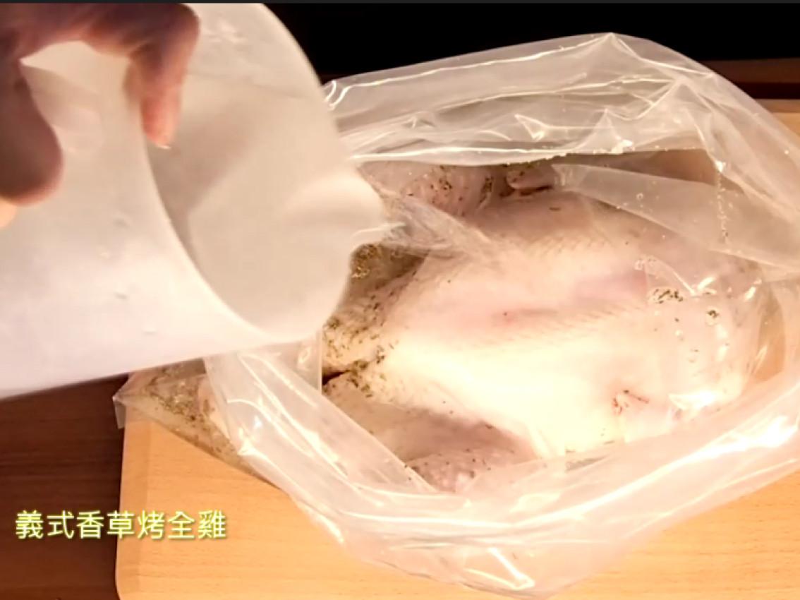 【简单上手聚餐料理】鲜嫩多汁香草烤鸡的加工步骤