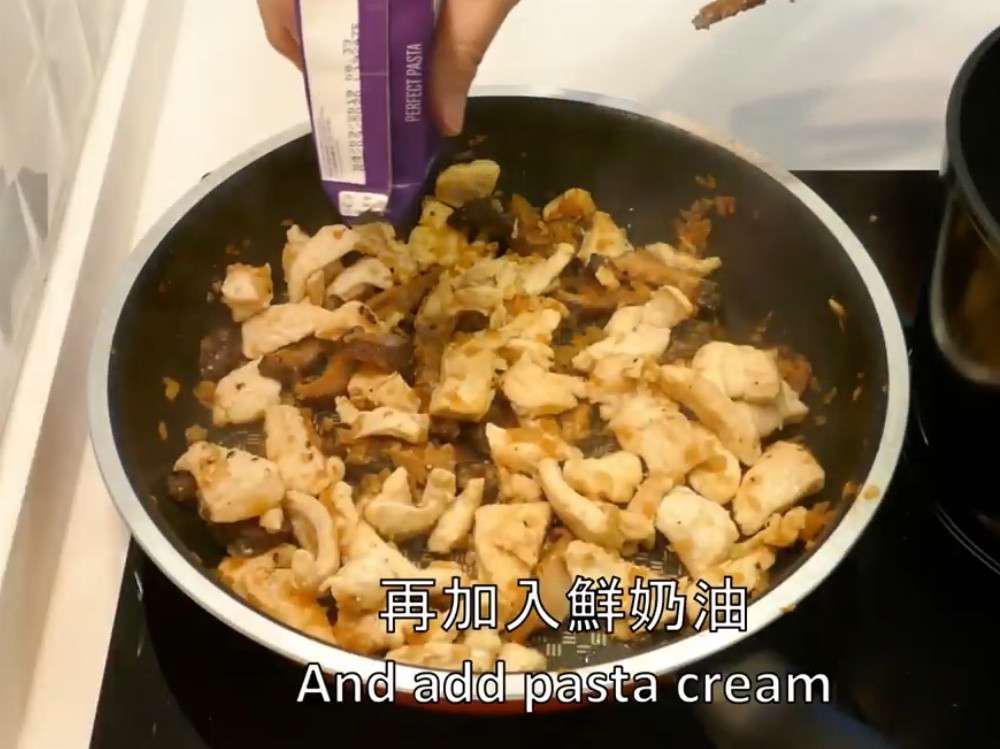 奶油香菇鸡肉义大利面的加工步骤