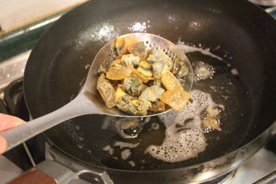 辣味皮蛋臭豆腐鸡米花的加工步骤