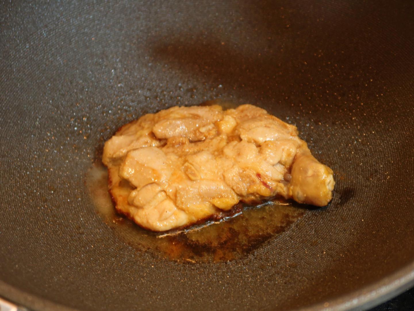 酱烧蒜味鸡腿排炒饭的加工步骤