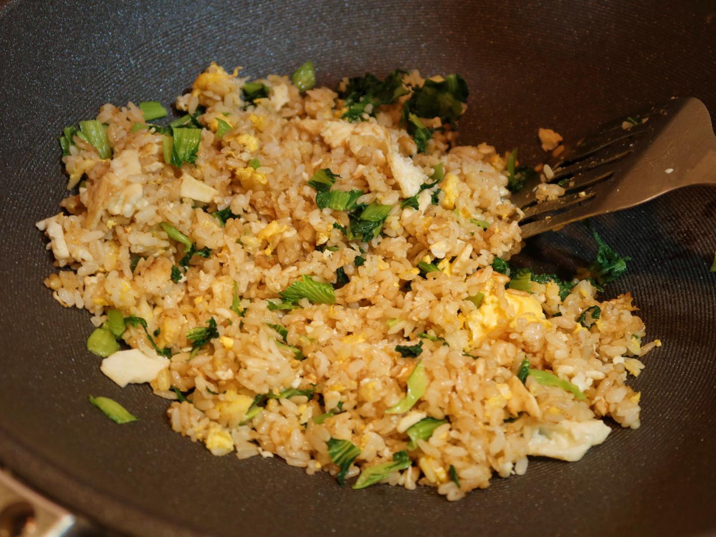 酱烧蒜味鸡腿排炒饭的加工步骤