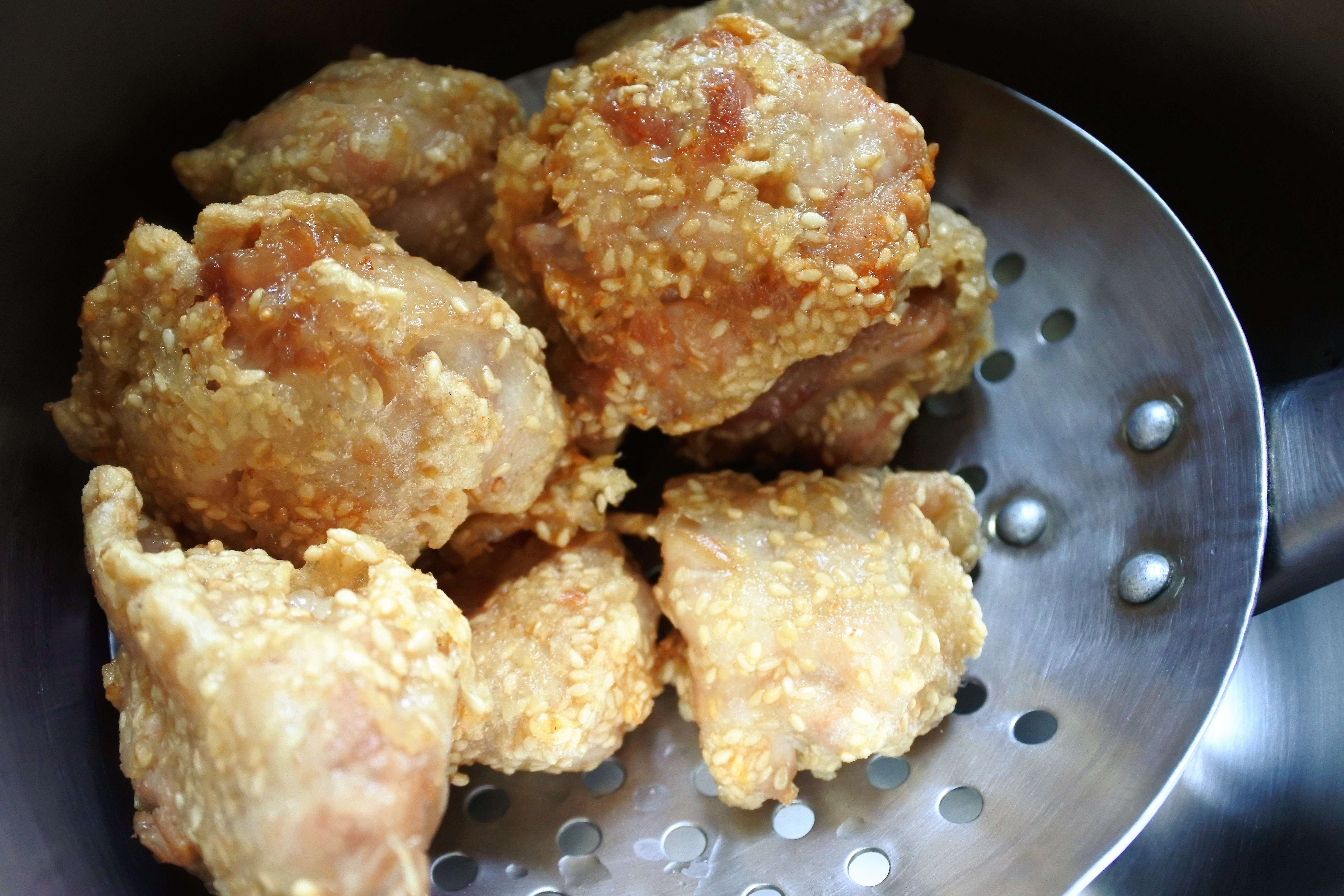 芝麻香酥鸡块(皮酥肉嫩)的加工步骤