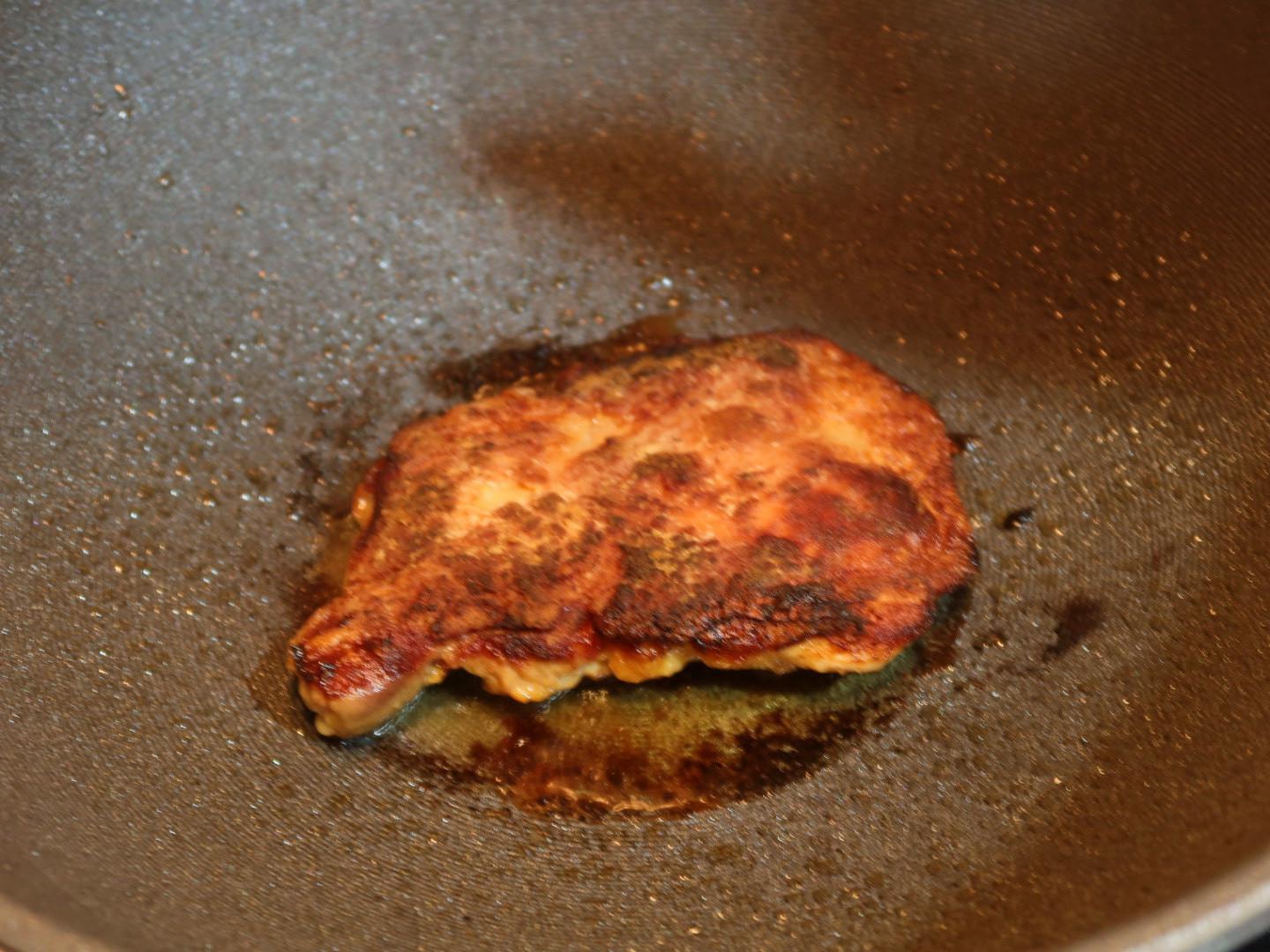 酱烧蒜味鸡腿排炒饭的加工步骤