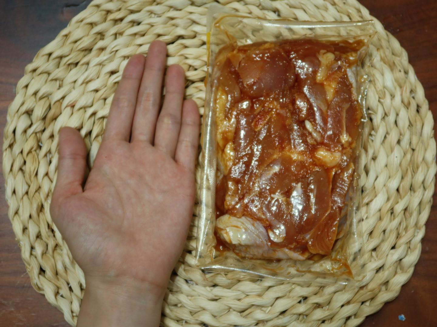 酱烧蒜味鸡腿排炒饭的加工步骤