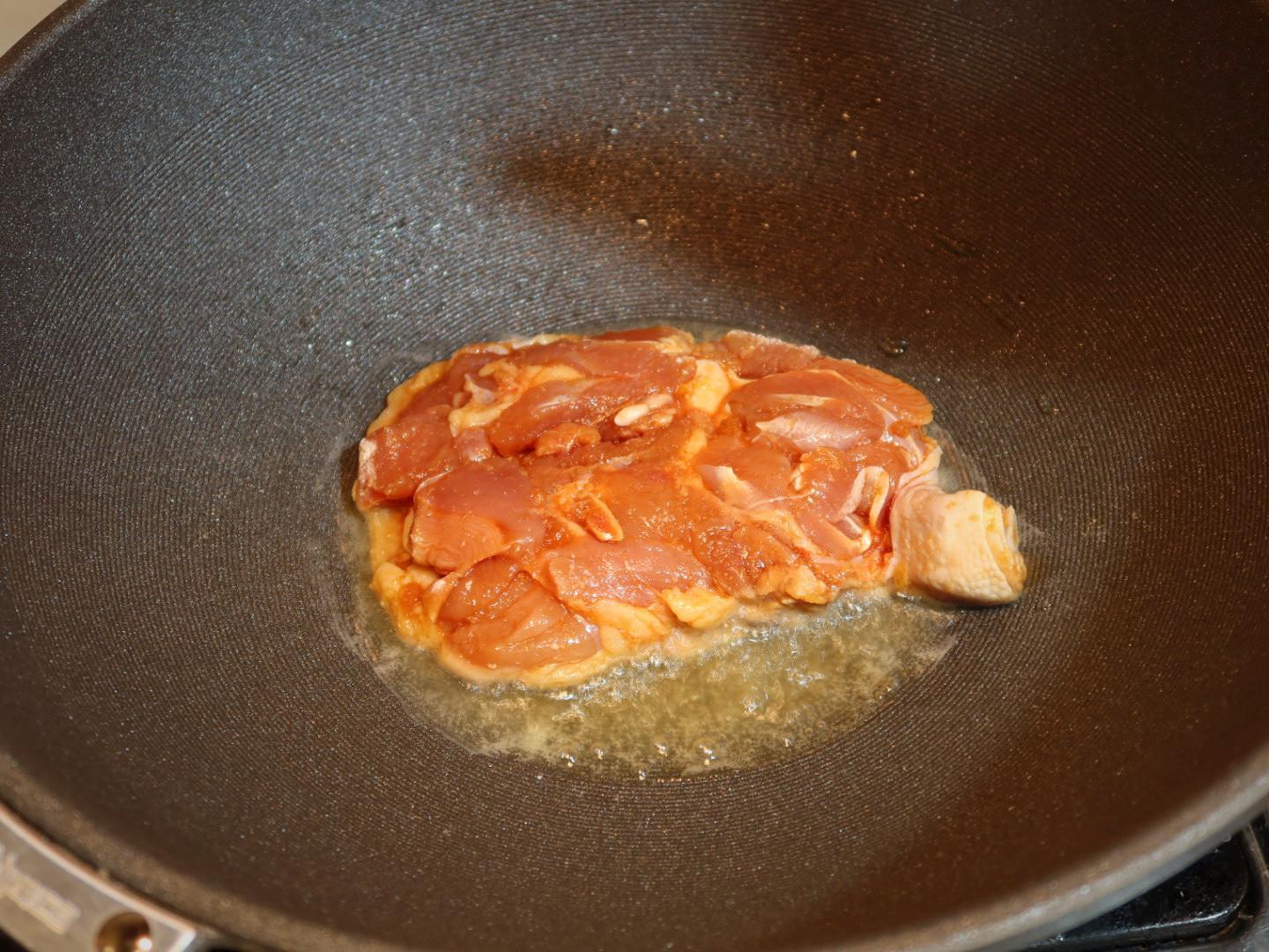 酱烧蒜味鸡腿排炒饭的加工步骤