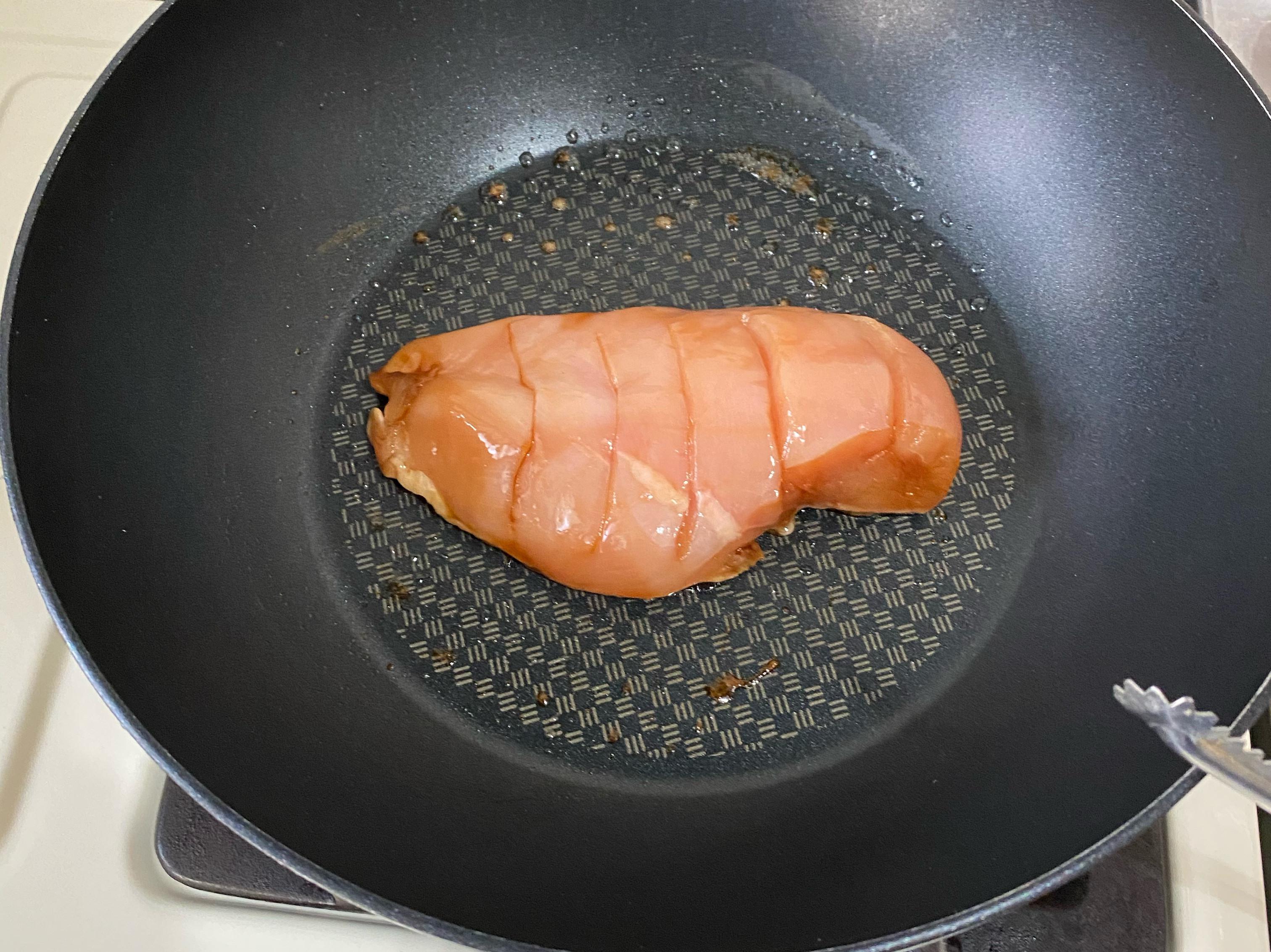 蜜汁煎鸡胸肉（腌製版本）的加工步骤