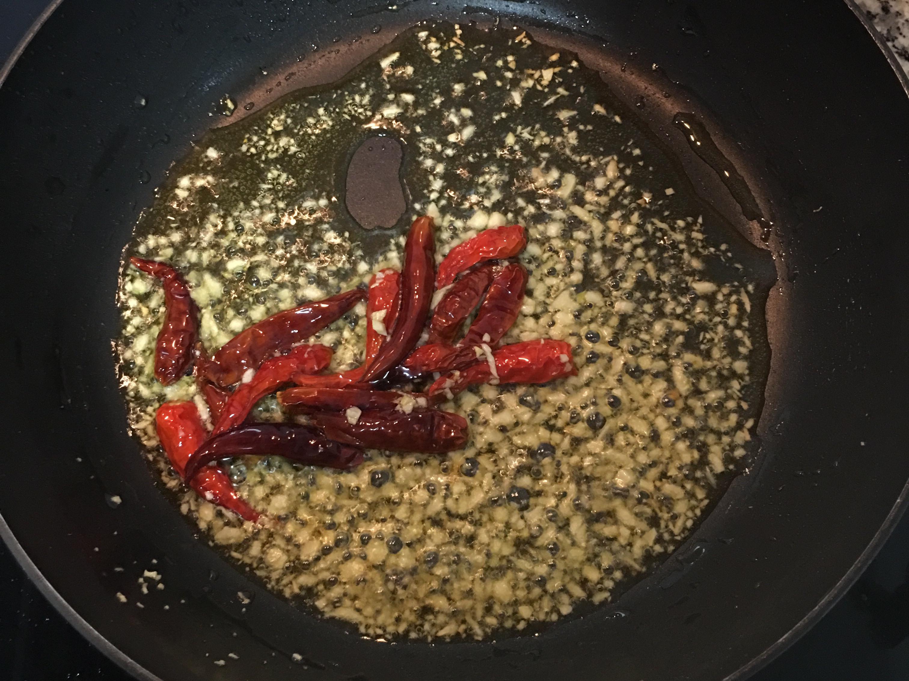 酸辣鸡胸拌豆干丝（生酮可)的加工步骤