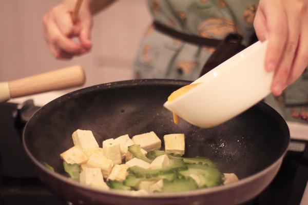 山苦瓜炒豆腐｜开胃下饭的加工步骤