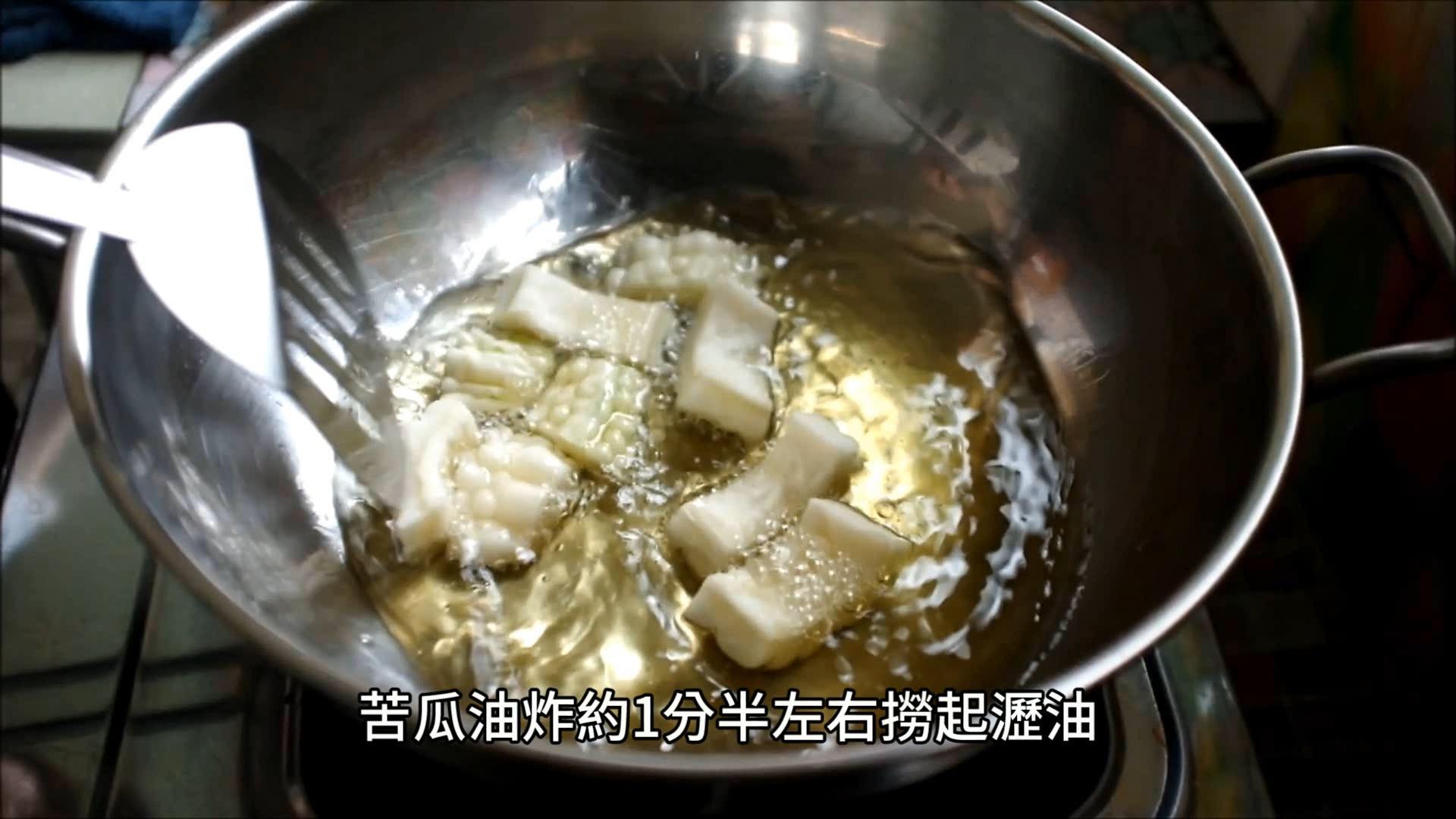 【影音】蚝油焖苦瓜的加工步骤