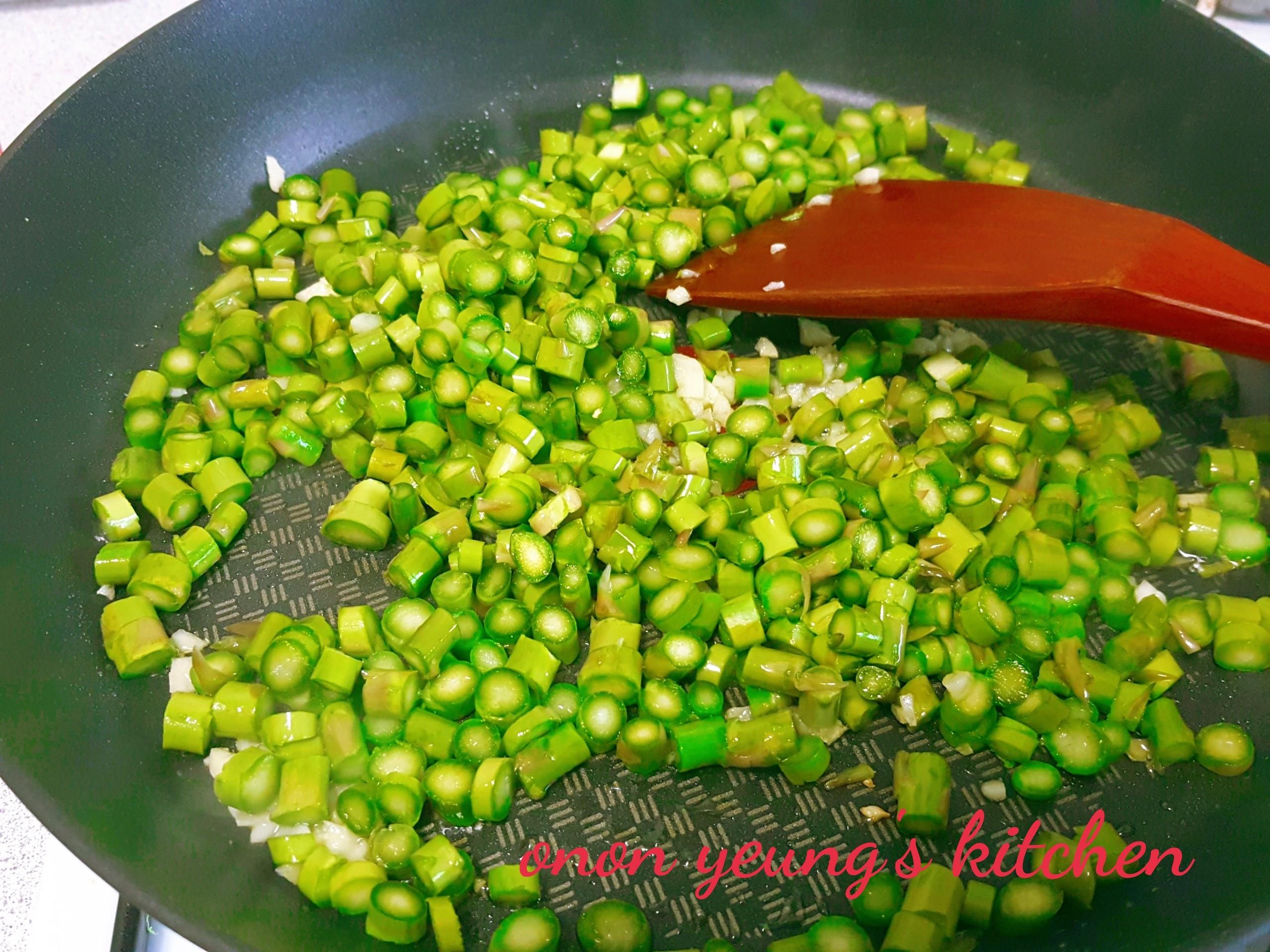 新手料理の辣炒芦笋碎肉
简易。家常菜的加工步骤