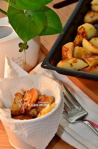 【差不多食谱】黄金鹅油香葱烤马铃薯 Roast Potatoes with Goose Fat & Fried Shallot Flakes的加工步骤