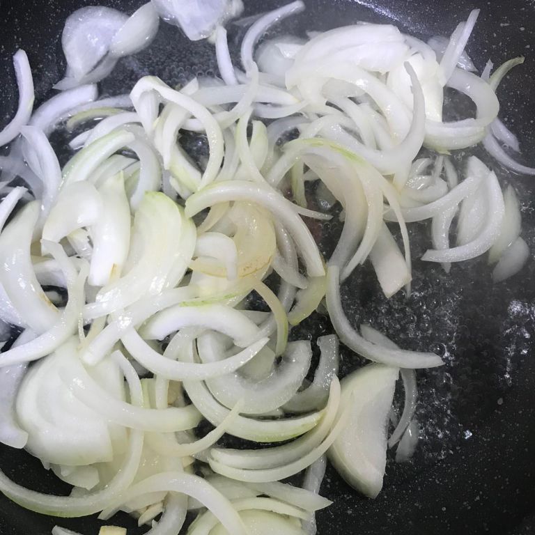 木木作羹汤｜增肌减脂餐 洋葱木耳鸡胸肉的加工步骤