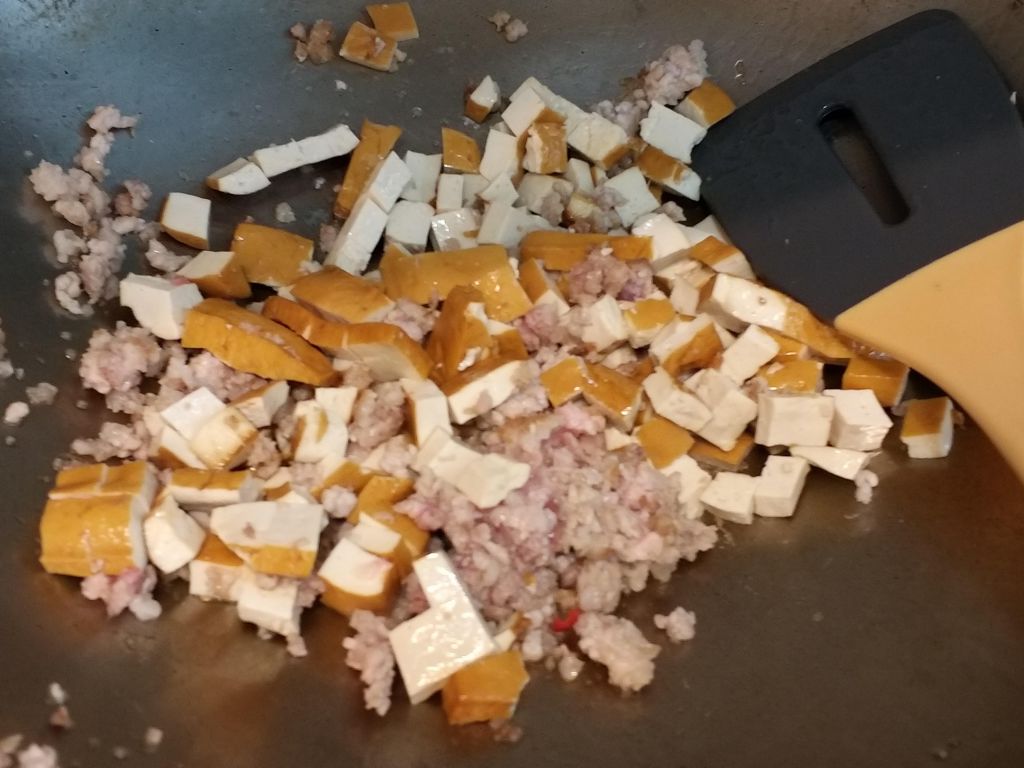 长豆豆干炒肉燥~一锅到底家常低油料理的加工步骤