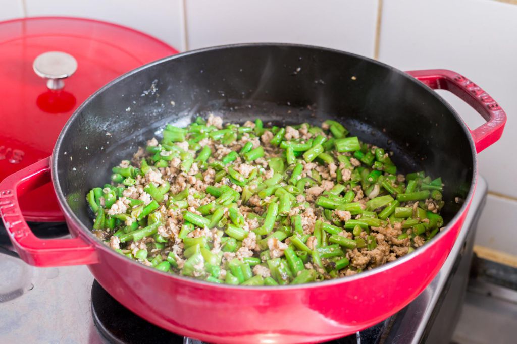 【必学家常菜】榄菜肉末炒豇豆的加工步骤