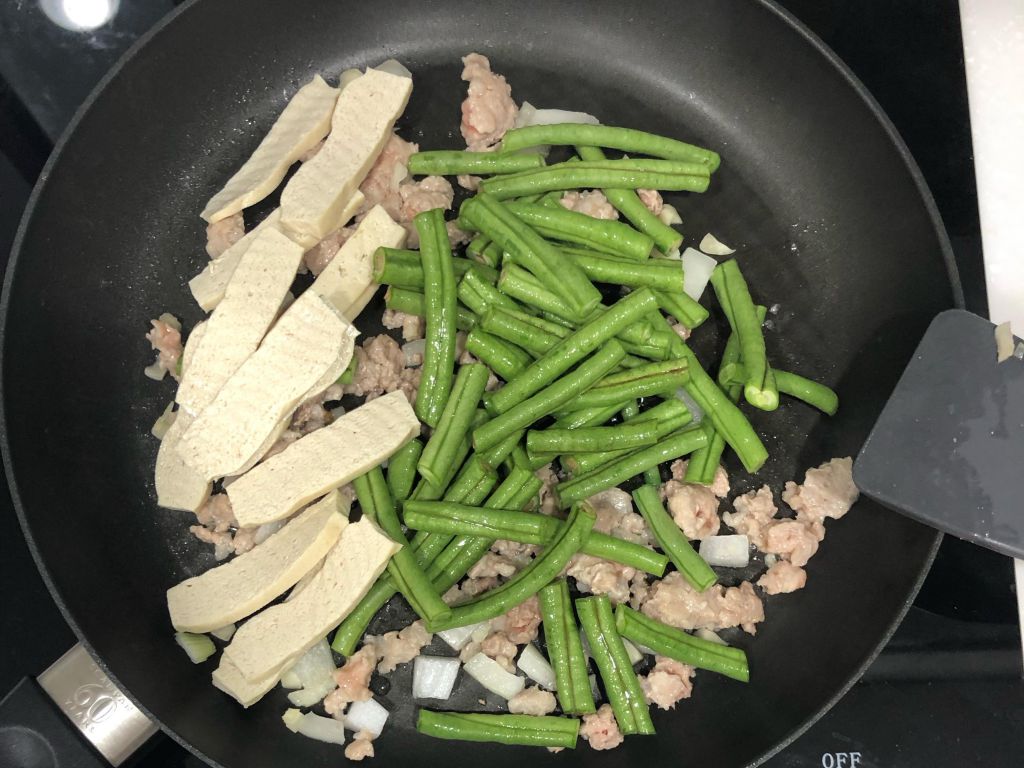 长豆豆干炒肉的加工步骤