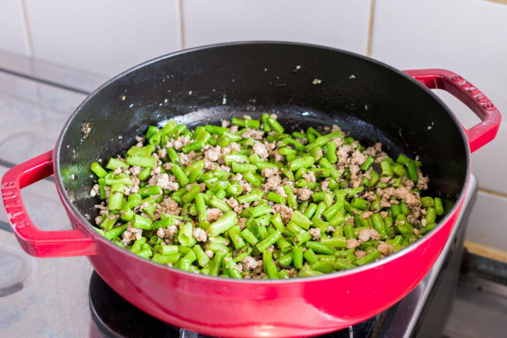 【必学家常菜】榄菜肉末炒豇豆的加工步骤