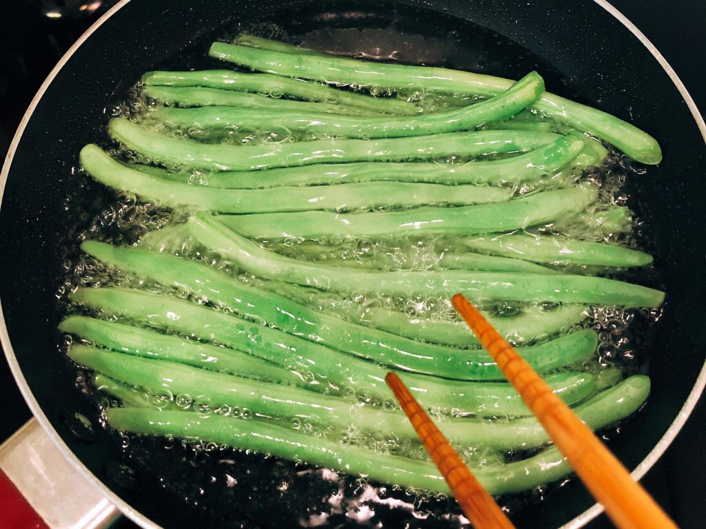 简单的干煸四季豆食谱 超香！下饭！的加工步骤