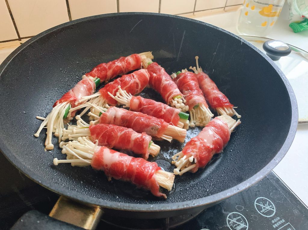 香葱金针菇肉卷的加工步骤