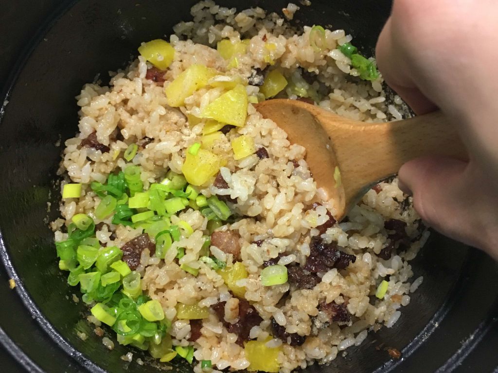 凤梨炒饭+芹菜炒虾仁的加工步骤