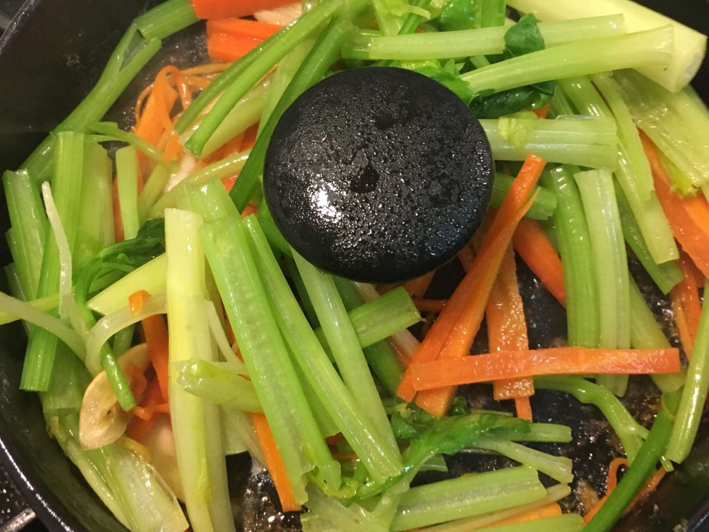 凤梨炒饭+芹菜炒虾仁的加工步骤