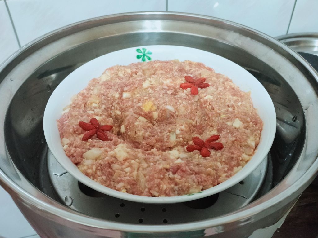 洋葱咸蛋蒸肉饼的加工步骤