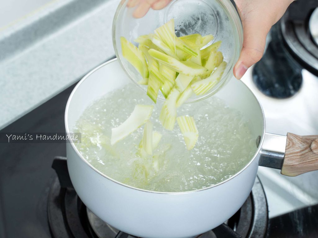 泰式凉拌海鲜【老干妈风味鸡油辣椒】的加工步骤