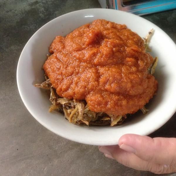 叁拜江鱼仔 (Sambal Ikan Billis)的加工步骤