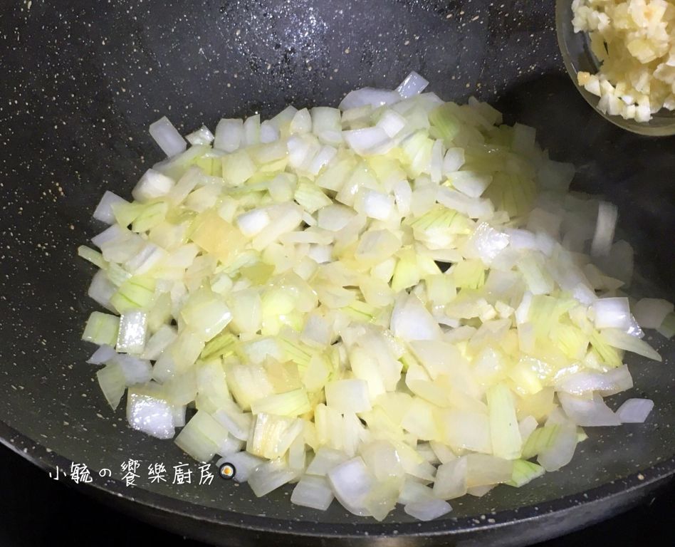 鲑鱼味噌炊饭。电锅料理的加工步骤