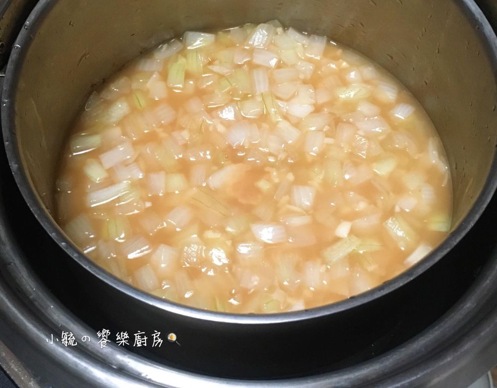 鲑鱼味噌炊饭。电锅料理的加工步骤