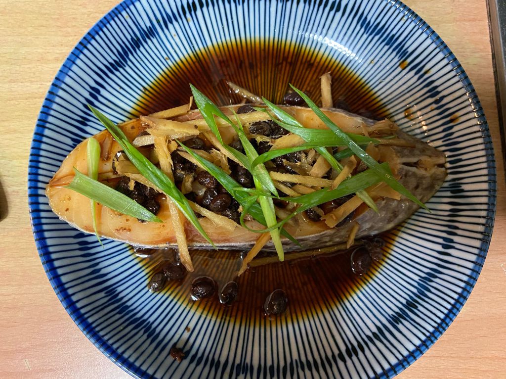 家常台菜《豆豉蒸鳕鱼》电锅料理的加工步骤