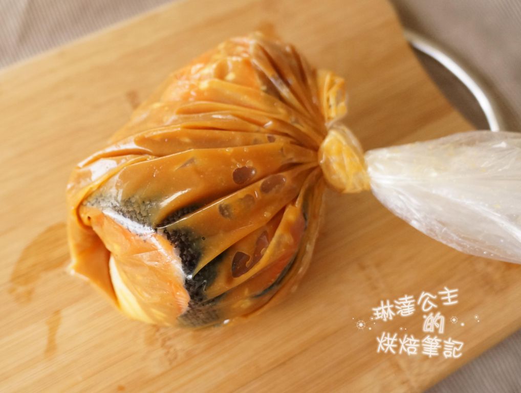 味噌烤鲑鱼（小烤箱无油烟料理）的加工步骤