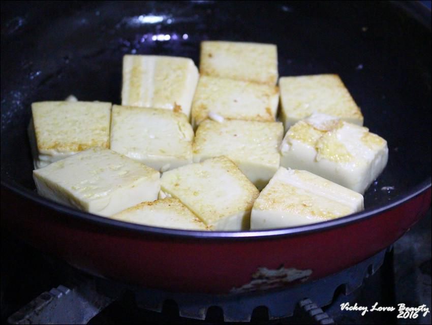 鲑鱼烧豆腐(附实作影片)的加工步骤