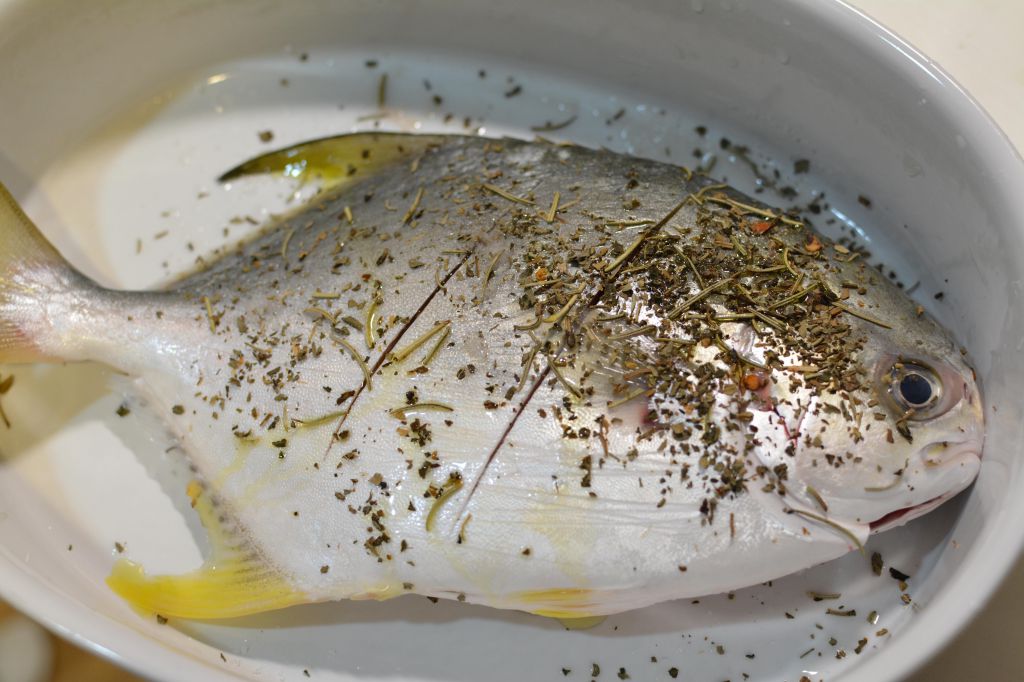 香料烤鱼。简易烤全鱼做法的加工步骤