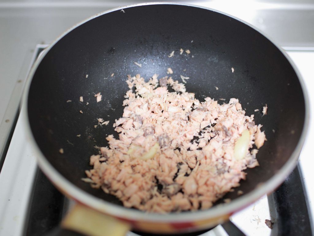 宝宝食谱【鲑鱼饭卷】的加工步骤