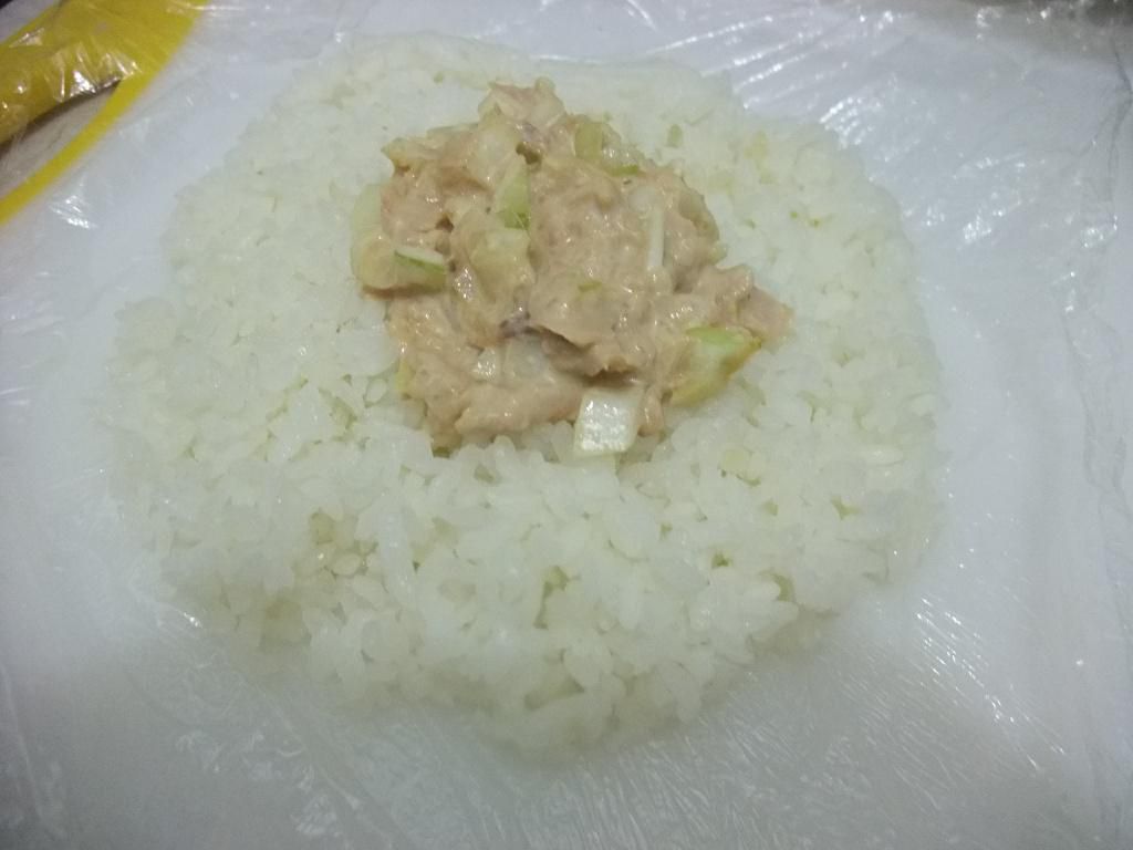 【小雨食堂】美乃滋鲔鱼饭团的加工步骤