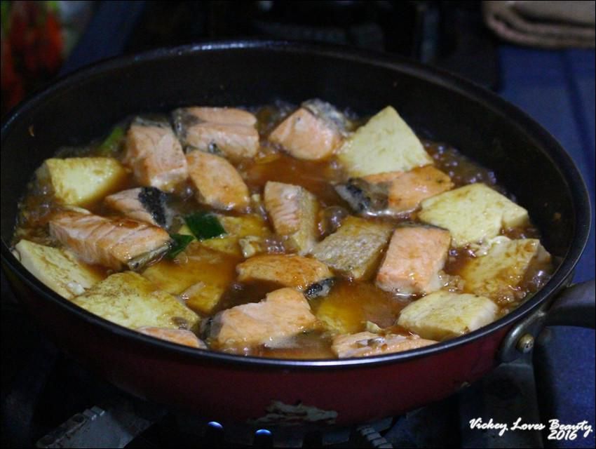 鲑鱼烧豆腐(附实作影片)的加工步骤