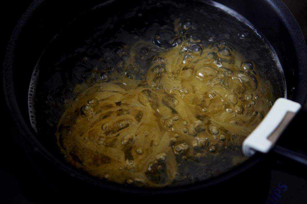 食煮#24 奶油烟熏鲑鱼义大利面的加工步骤