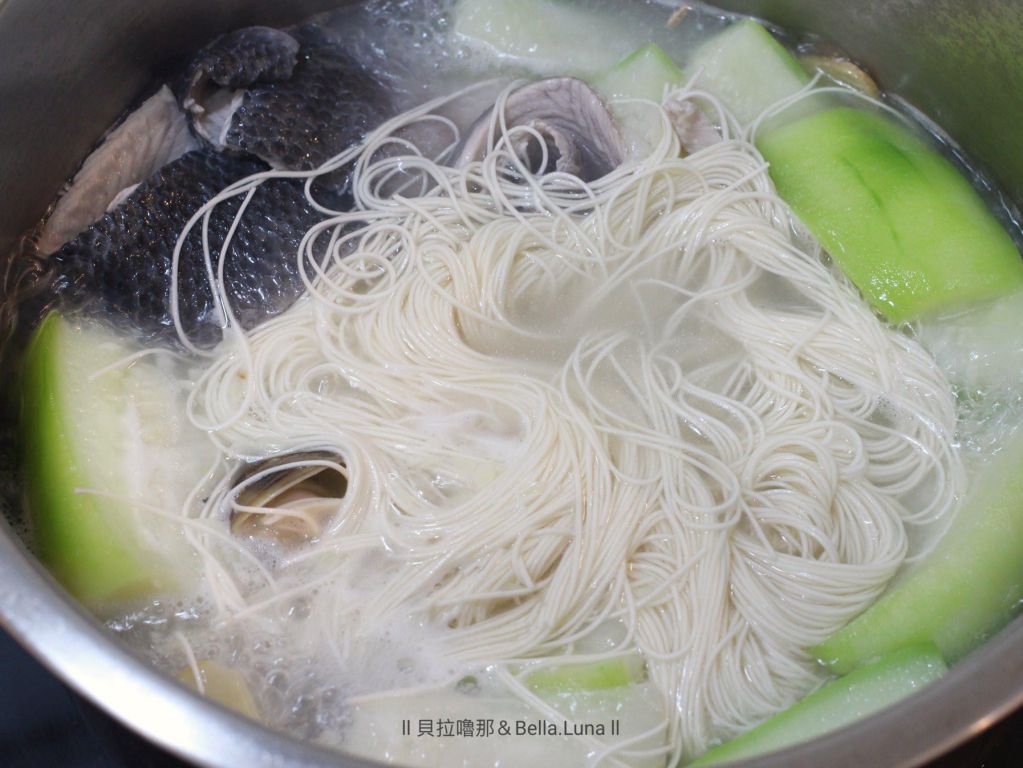 丝瓜鱼皮蛤蜊面线，夏季清爽暖心料理的加工步骤