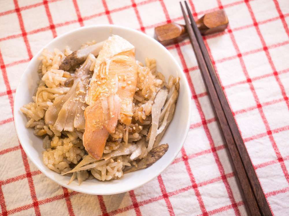 【昨日的美食】鲑鱼牛蒡舞菇炊饭作法的加工步骤