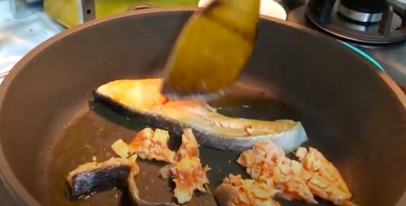 三味食堂美味搬回家-鲑鱼鲁肉盖饭的加工步骤