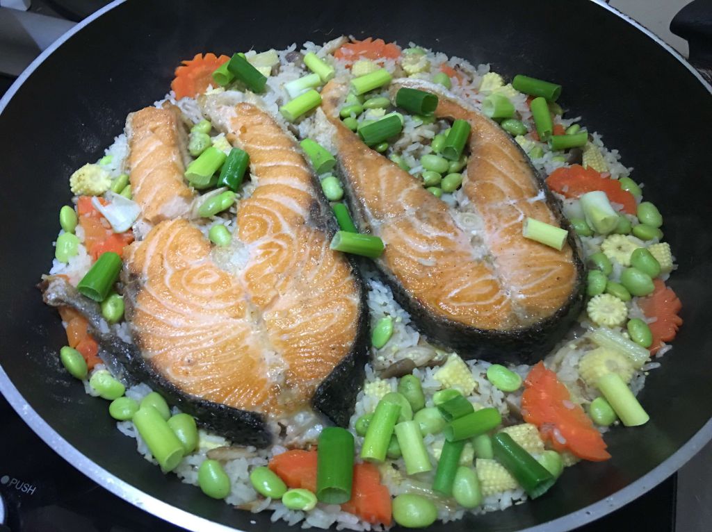 鲑鱼炊饭～一锅搞定全家一餐的加工步骤