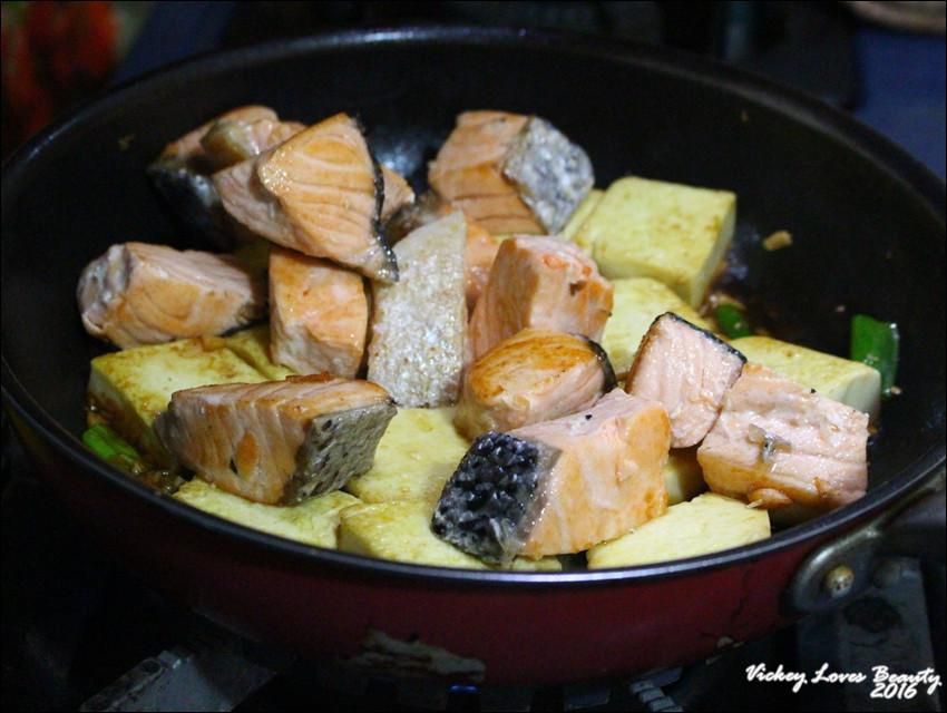 鲑鱼烧豆腐(附实作影片)的加工步骤