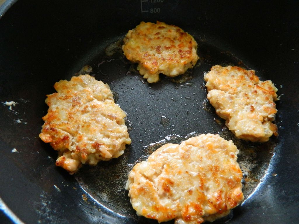 [西洋/海鲜]鲑鱼肉饼的加工步骤