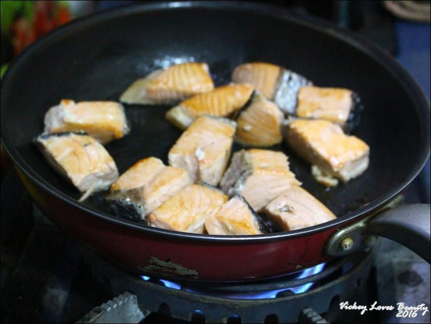 鲑鱼烧豆腐(附实作影片)的加工步骤