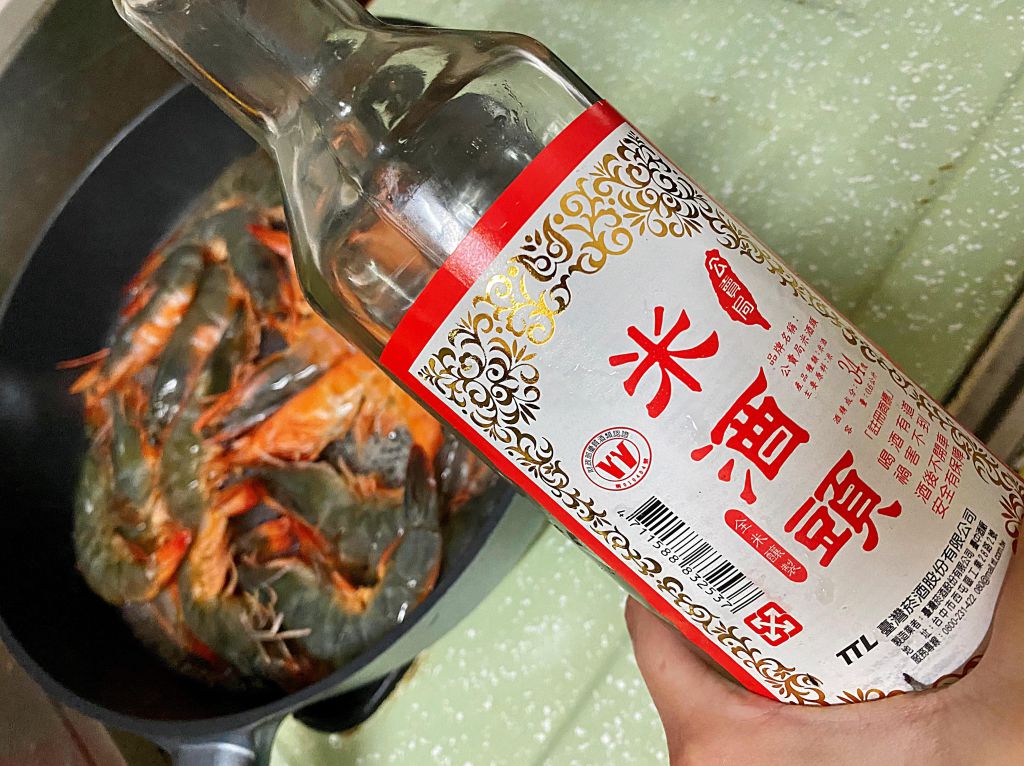 蒜香奶油鲜虾的加工步骤