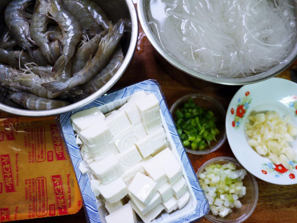 鲜虾豆腐咖哩冬粉煲的加工步骤