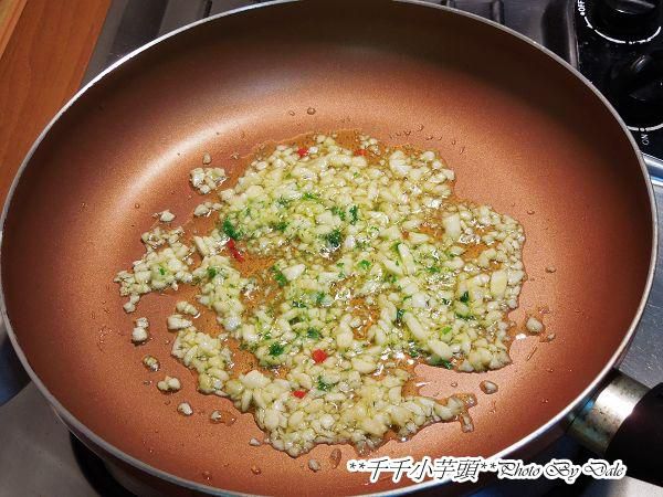 [橄榄油食谱]超简单料理-橄榄油蒜香虾的加工步骤