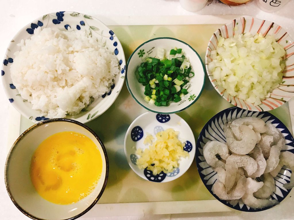 给新手超简单「虾仁蛋炒饭🍤」✨的加工步骤