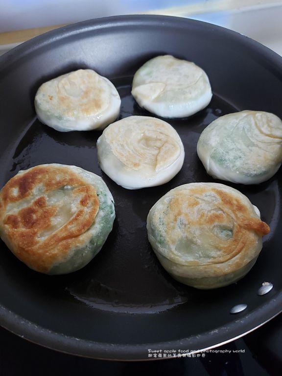 虾肉韮菜油酥饼(附有视频篇)的加工步骤