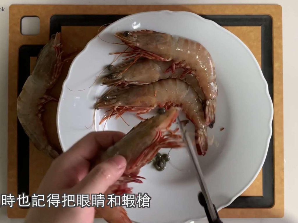 蒜香大虾意粉🍤的加工步骤